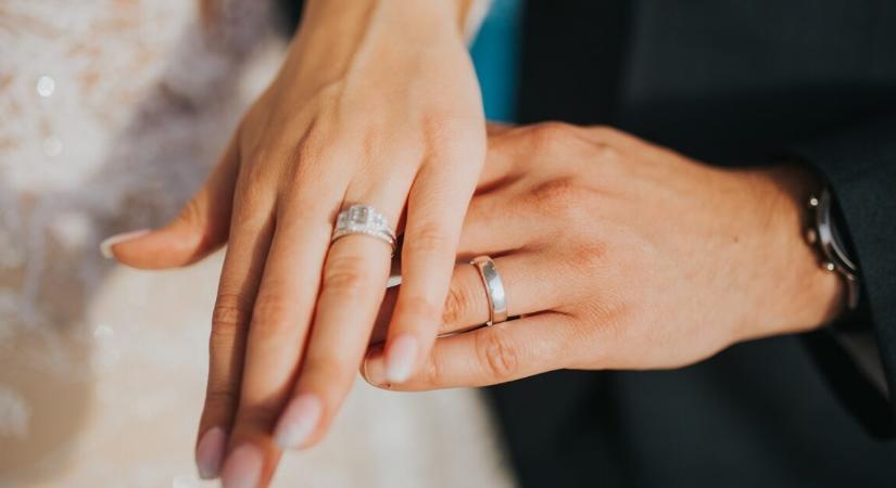 Villámcsapás tette felejthetetlenné egy esküvőt – ikonikus fotó született