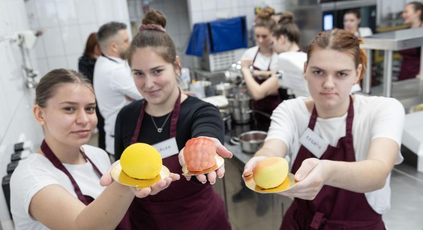 Élethű gyümölcsdesszertek – Európa-szerte oktató cukrászmestertől tanulhattak a jövő cukrászai ebben az iskolában (galéria)