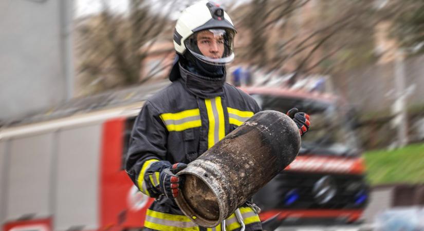 Két gázpalackot hoztak ki a lángoló épületből