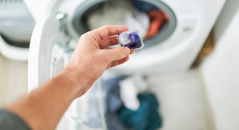 8 ok, amiért a takarítási szakértők a folyékony mosószert választják a por és a kapszulák helyett