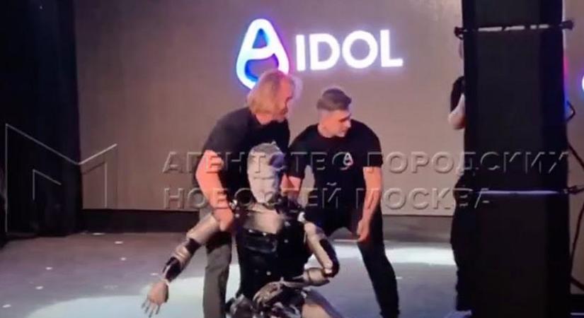 Nagy pofáraesés lett az oroszok első önjáró humanoid robotjának bemutatója - szó szerint