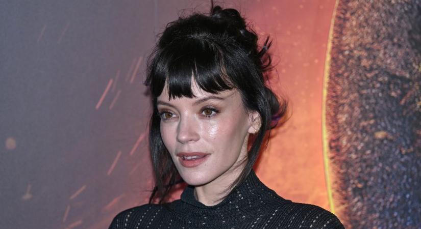 A vörös szőnyeg többet takart Az éhezők viadala színpadi premierjén, mint Lily Allen ruhája