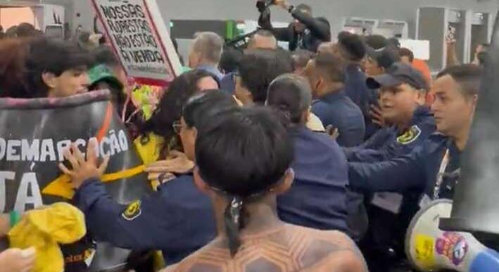 Bunyó a nemzetközi klímacsúcson: őslakosok rohamozták meg a Brazíliában megrendezett eseményt