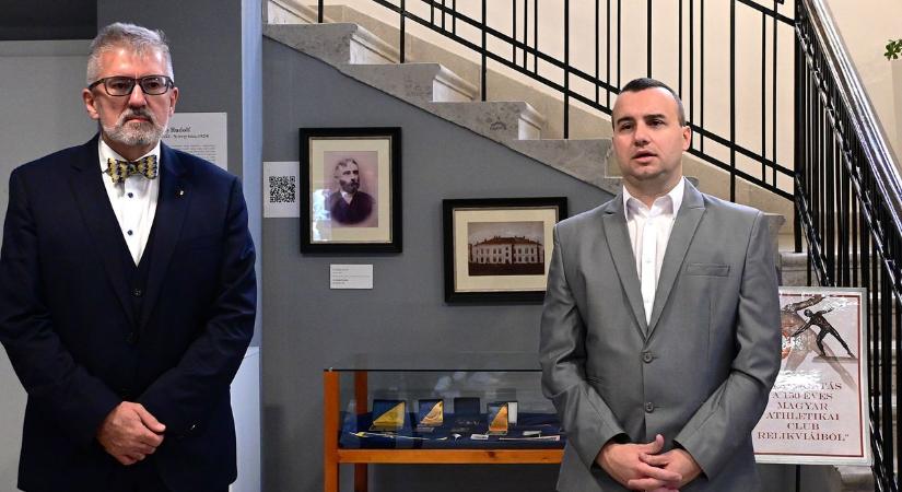 150 éve klub különleges relikviái érkeztek Nyíregyházára (fotókkal)