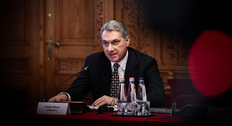 Törvénymódosításra készül Lázár János, változás jöhet a közúti ellenőrzésben és a bírságoknál is