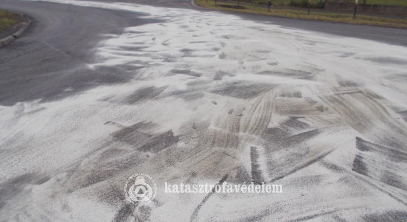 Nagy mennyiségű olaj folyt az úttestre Hajdúszoboszlón