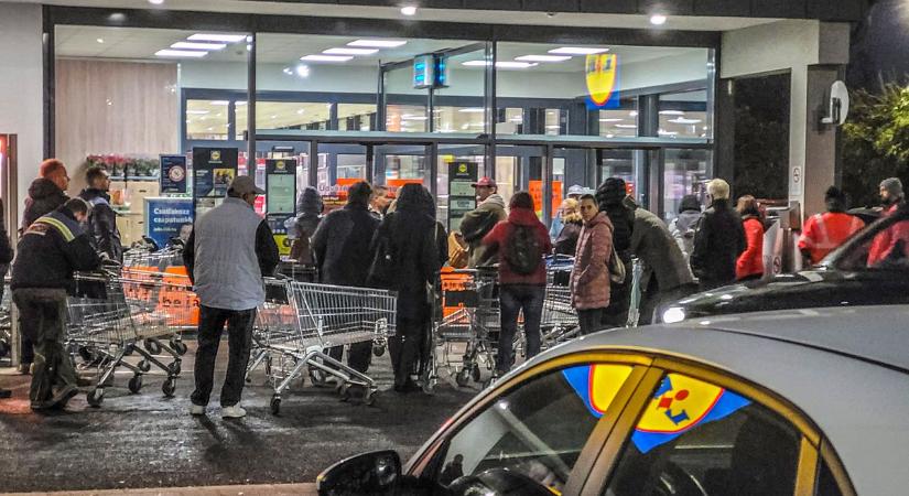 Tucatszám álltak sorban a szombathelyi Lidl előtt a népszerű termékért - fotók