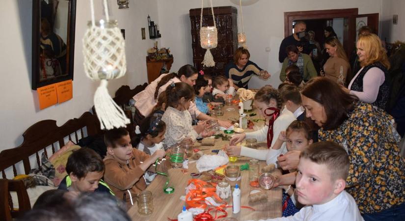 Márton-napi hagyományok elevenedtek meg a Nagyberegi Tájházban - Kézműveskedés, libazsíros kenyér és kemencében sült alma