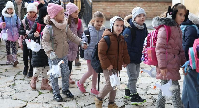 Libasorban, lámpásokkal vonultak a bonyhádi kicsik (galéria)