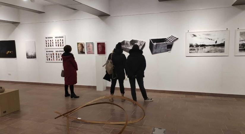 Megnyílt a Gyergyószárhegyi Kulturális és Művészeti Központ kiállítása Csíkszeredában