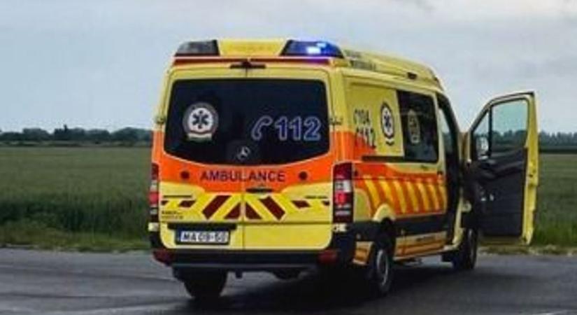 Baleset a 27-es főúton – a tetején állt csak meg az autó, tűzoltók és mentők a helyszínen!