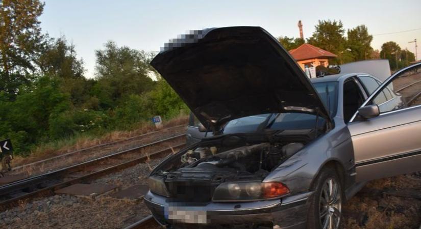 A rendőrök elől menekülve hajtott a sínekre