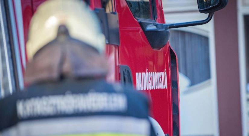 Fehér anyag borította be Hajdúszoboszló egyik legforgalmasabb útját - fotóval!