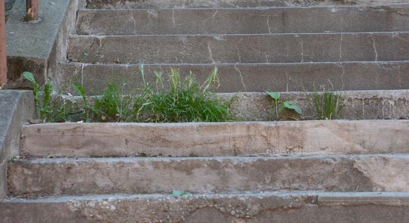 A komlói lépcső, amit újra és újra tönkretesznek – most már tényleg életveszélyes!