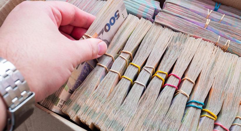 Sokkolta az ukránokat a korrupciós botrány – egyesek a vérüket adják, mások a saját zsebüket tömik  videó