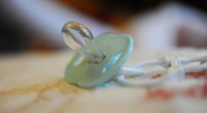 Súlyos alultápláltság vezetett a csecsemő halálához, az anyát gondatlanságból elkövetett emberöléssel vádolja az ügyészség