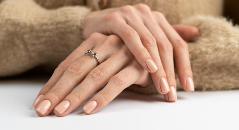 Nem a minta, hanem a forma hódít: újra divat a ’90-es évek népszerű manikűrje