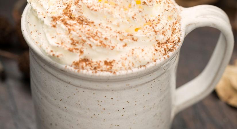 Gőzölgő gesztenyés latte sok tejszínhabbal: kávézós kedvenc otthon