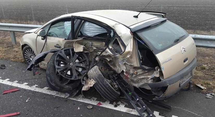 Képeken a brutális baleset: két autó ütközött az M44-es