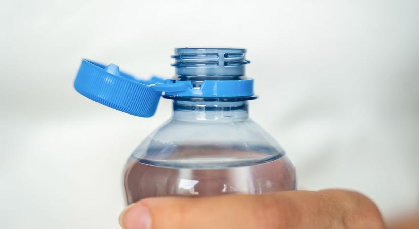 Amiért sokan anyáznak! A lecsavarhatatlan kupakról is az EU tehet... (videó)