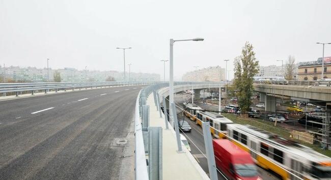 Megnyílt a forgalom: szombattól ismét járható Budapesten a Flórián téri déli felüljáró