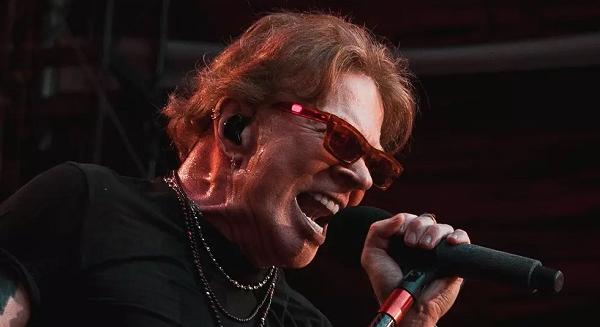 Kirúgták egy hotel séfjét, amiért közös fotót készített Axl Rose-zal