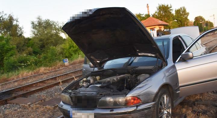 A vasúti síneken akadt fenn a menekülő autós – vádat emeltek a visszaeső sofőr ellen