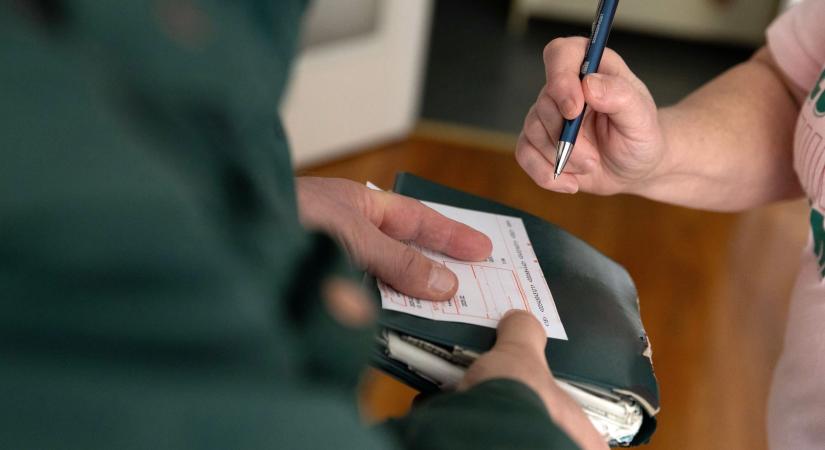 Csütörtöktől kézbesíti a megemelt nyugdíjat a posta