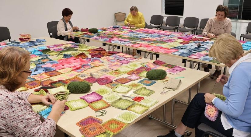 Három méter magas horgolt karácsonyfa készül Komáromban – színes fonalakból épül az ünnep dísz