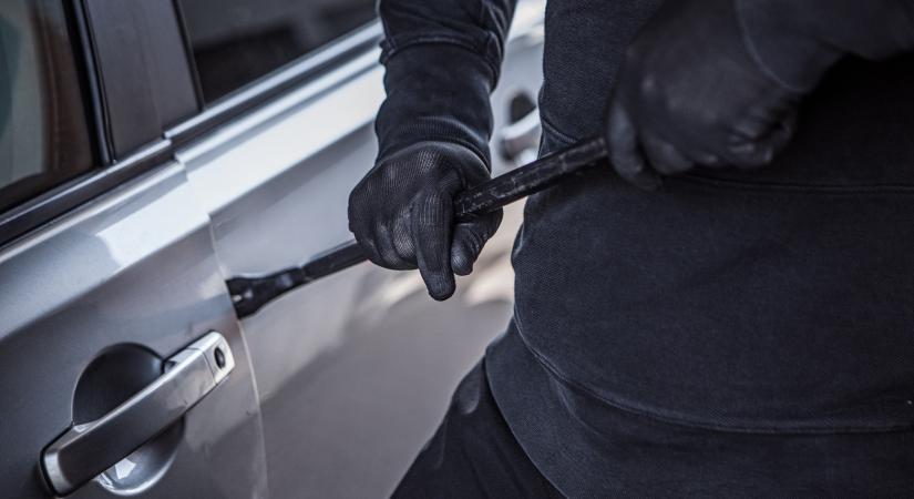 Autólopást színlelt, hogy kelljen boltba mennie a nejével