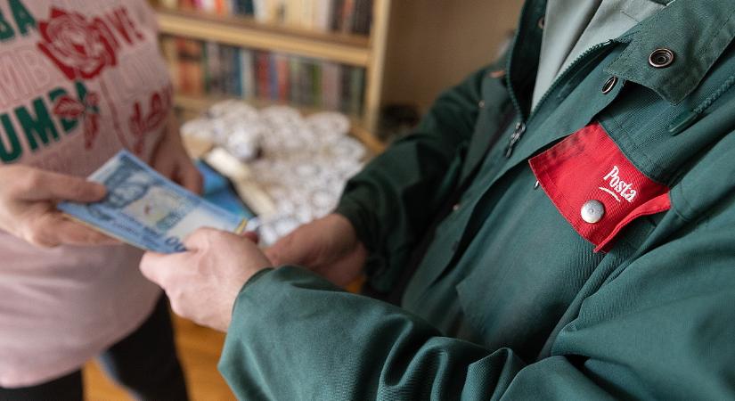 Ezt várták a nyugdíjasok: elindult a novemberi és a visszamenőlegesen módosított nyugdíj kézbesítése