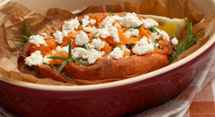 Héjában sült édesburgonya fetával: egyszerű, mégis különleges