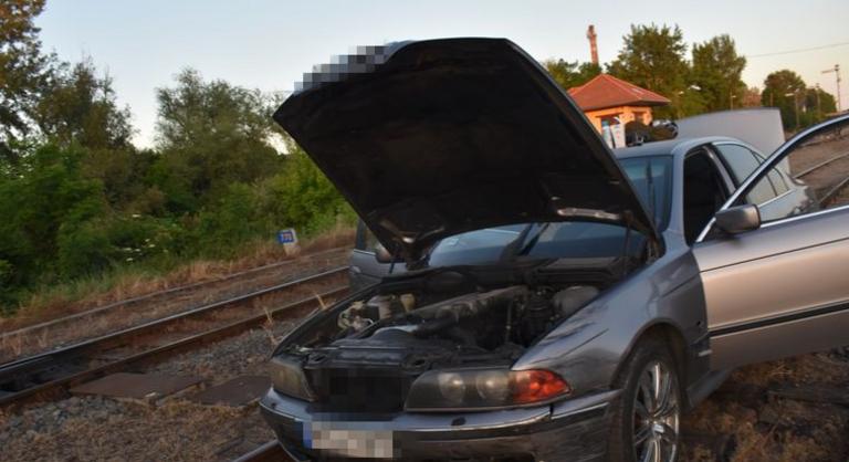 Igazoltatni akarták a rendőrök, a síneken végződött az autós üldözés