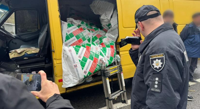 Katonakorú férfiakat szállítottak egy mikrobuszban az embercsempészek