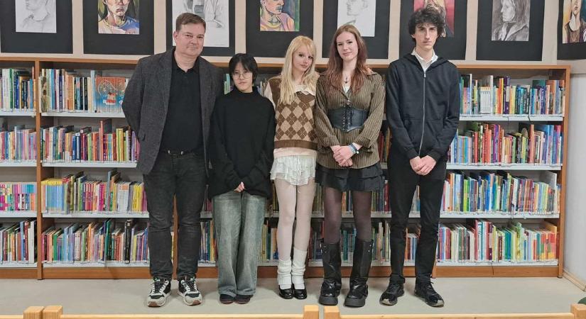 Egymásra is figyel a „Triumvirátus”! Gyermekalkotók kiállítása a könyvtárban