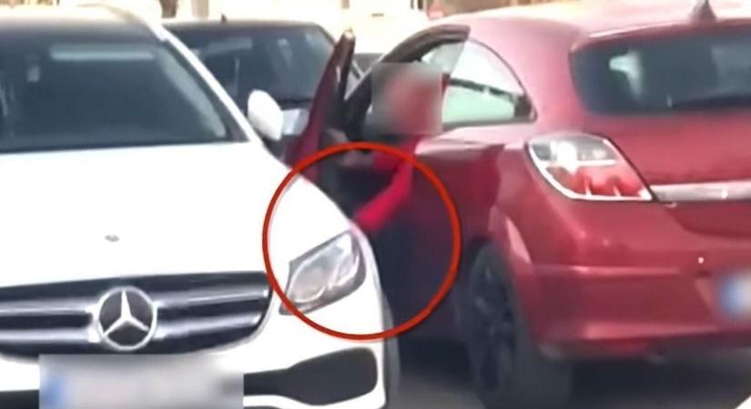 Tatán elszabadult az indulat: kulccsal karcolta meg az autót a férfi, de lebukott  VIDEÓ