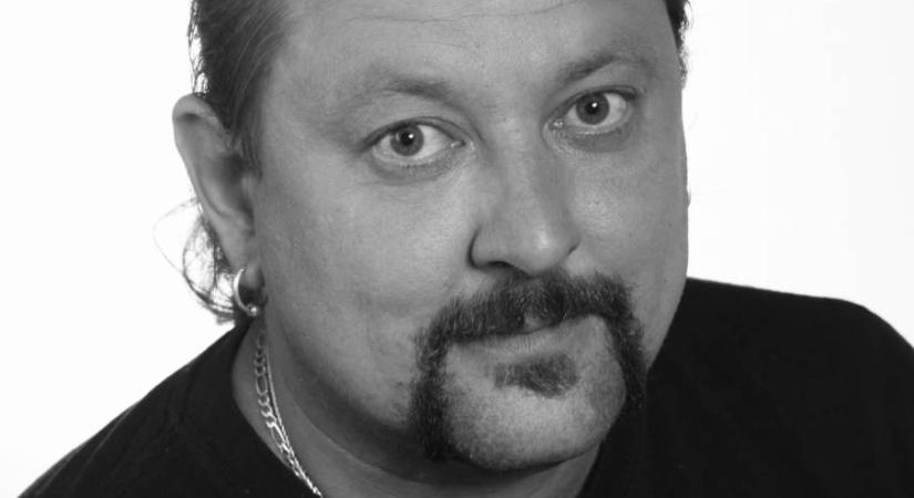 Hosszú betegség után elhunyt Szmolenszki Csaba, a Víg színpadmester-helyettese