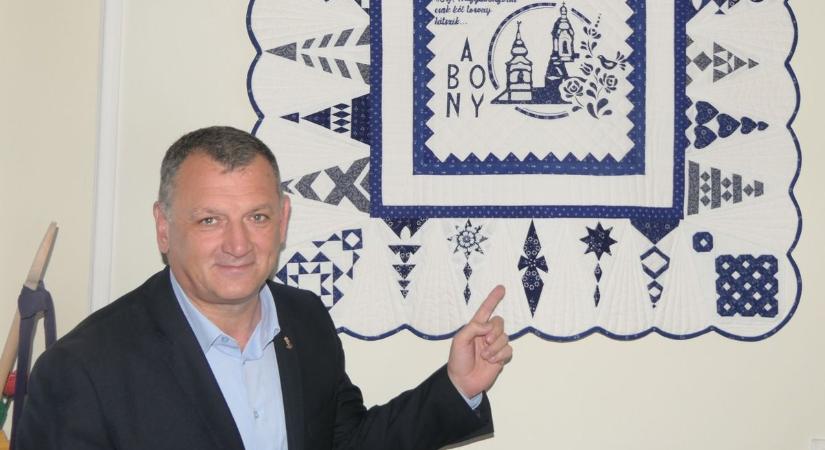 Abonyból repül a páva – országos kiállításon is megcsodálható Kókai Lászlóné műve