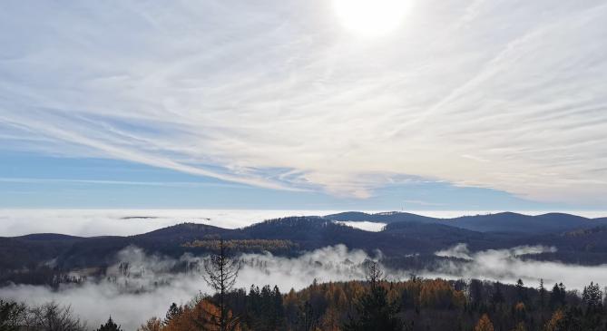 Már csak a magasabb hegycsúcsok emlekednek ki a ködfelhőből