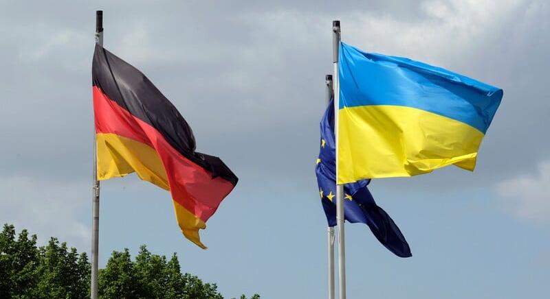 A német kormány a korrupció ellenére továbbra is bízik Ukrajnában, és kiáll Zelenszkij mellett nehéz helyzetében