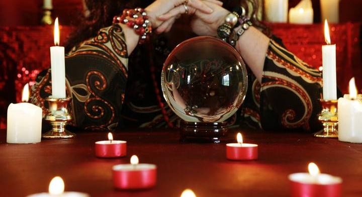 Jósnőnek adta ki magát, milliókat csalt ki áldozataitól – ez volt a módszere