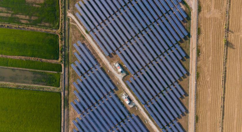 Döbbenetes látványra is: 85 hektáron giga napelempark épült a vidéki nagyváros határán  Fotók