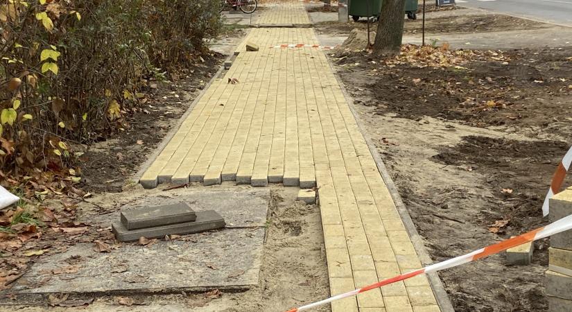 Jól halad a Hóvirág utcai járdaépítés