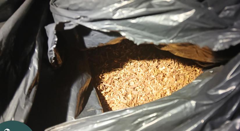 Illegális dohányt rejtett a fekete Audi – a NAV lecsapott