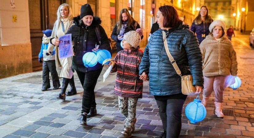 Újra Kék Lámpás Séta Győrben a jó cselekedetért