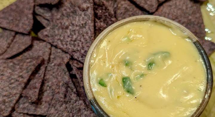 Krémes sajtszósz jalapeñóval: tökéletes mártogatós nachos mellé