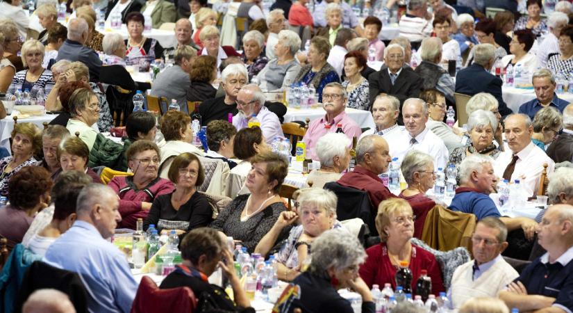 A választás előtt két hónappal adják a plusz egy heti nyugdíjat is