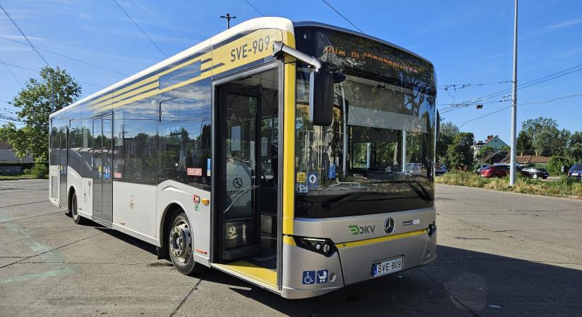 Lezártak egy debreceni buszmegállót
