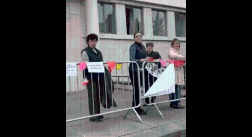 A tartományi kormányban dolgozó nők letépkedték a Jaćimovićot támogató üzeneteket (Videó)