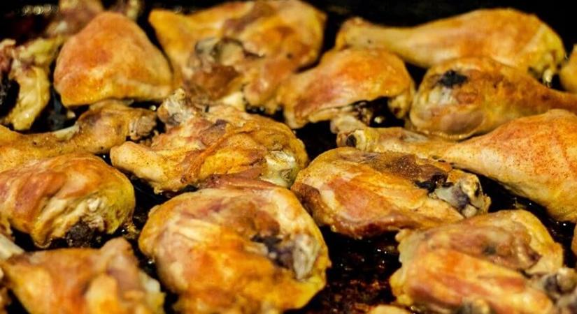 A séfek trükkje: így süsd a csirkecombot, hogy kívül ropogjon, belül omlós maradjon